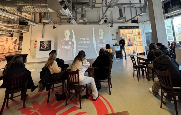 Schüler:innen bei einem Vortrag